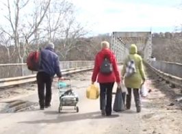 Переправа через взорванный мост в Станице-Луганской (видео)