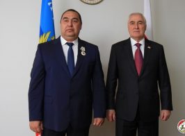Луганских предателей Украины наградили в Южной Осетии и обучили эффективно притеснять права населения