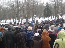 «Киевская хунта» устроила акции протеста в центре ЛНР