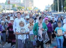 В день города Луганска русский мир вывел на улицы тысячи религиозных фанатиков