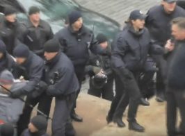 Полиция и бандиты избили митингующих возле офиса ЕС в Украине Киев