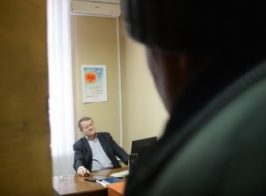 Самопровозглашенный мер Северодонецка выгоняет из кабинета советников отправленного в отставку В.Казакова