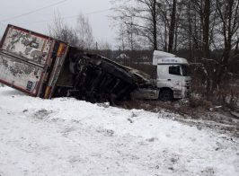 В Прилуки местные жители разграбили попавший в ДТП грузовик