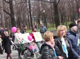Милонов принес на антивоенный марш флаг «Новороссии»