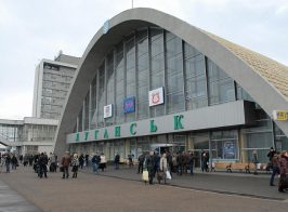 «Луганский ЖД вокзал стал похож на Чернобыль». Блогер показал как сейчас выглядит ЖД станция в «столице ЛНР»